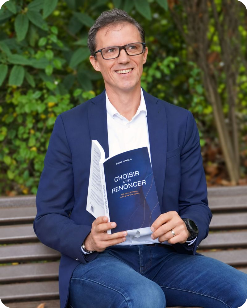 Bruno Piranda tenant son livre « Choisir, c'est renoncer »