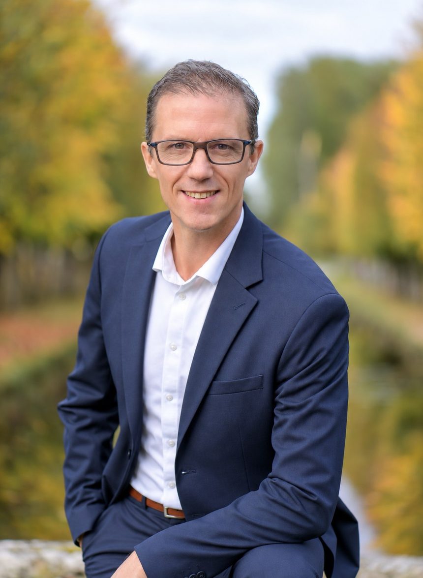 Portrait professionnel de Bruno Piranda en extérieur